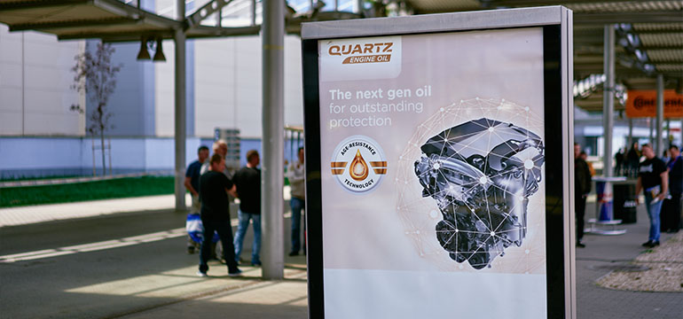 A Quartz motorolajok technológiáját bemutató banner részlete