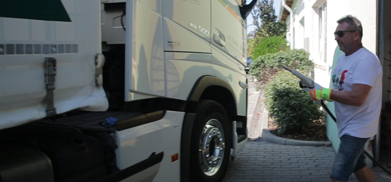 A kamionvezető ClearNOx®-ot tankol a kútoszlop mellé állított kamionba