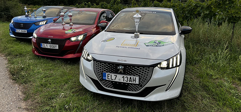 Győztes trófeák a Peugeot-k motorháztetőin