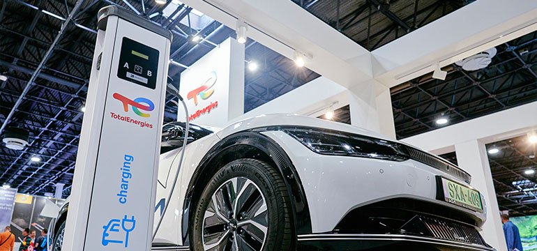 Kiállított KIA EV6 elektromos autó a TotalEnergies töltőállomás mellett leparkolva