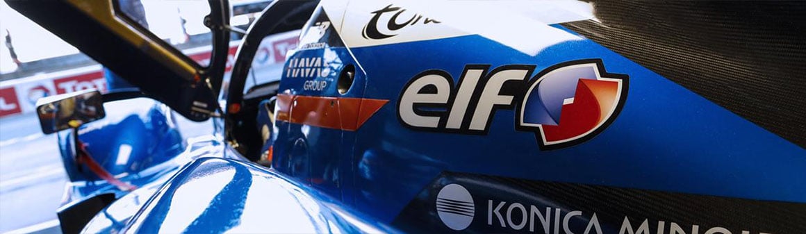 Egy kék versenyautó oldalról az Elf logóval