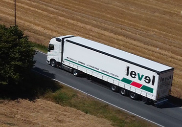 Jiří Žabka – LEVEL fuvarozó cégének kamionja a szántóföldet kettévágó úton halad