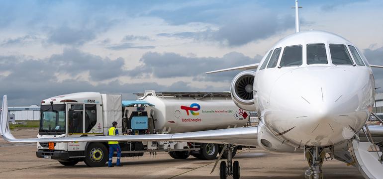A repülőgép üzemanyag-tartályát a TotalEnergies fenntartható üzemanyagával feltöltő tartálykocsi