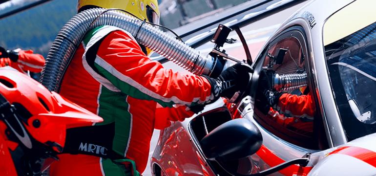 A Le Mans-i boxban megújuló (Excellium Racing 100) üzemanyagot tankoló versenyautó