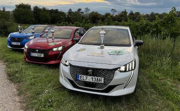 Győztes trófeák a Peugeot-k motorháztetőin