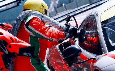 Egy Le Mans-i versenyautó épp Excellium Racing 100 megújuló üzemanyagot tankol a boxutcában