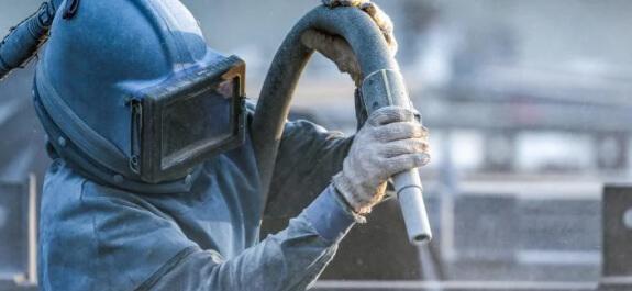 Védőruházatban dolgozó munkás Osyris olajat alkalmaz