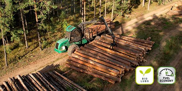 Egy erdészeti gép farönköket pakol