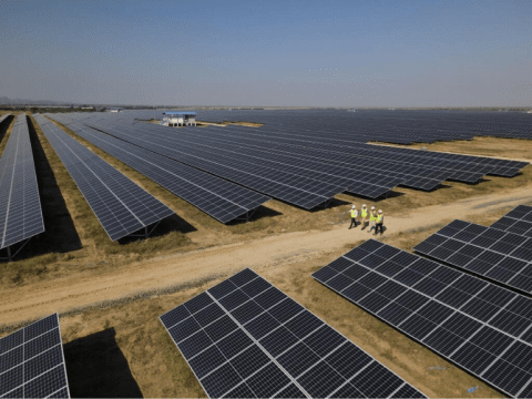 Napelemek, fotovoltaikus panelek, Adani Green Energy Limited, fotovoltaikus panelek, energiaátalakítás, napenergia, megújuló energiaforrások