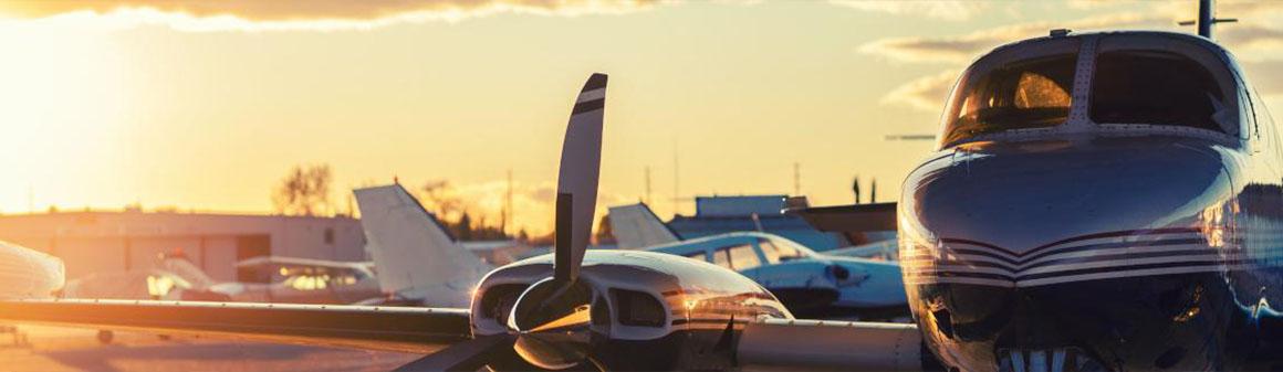 Repülőgép a reptéren naplementekor