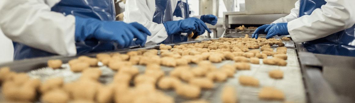 A dolgozók futószalagon vizsgálják a kekszet